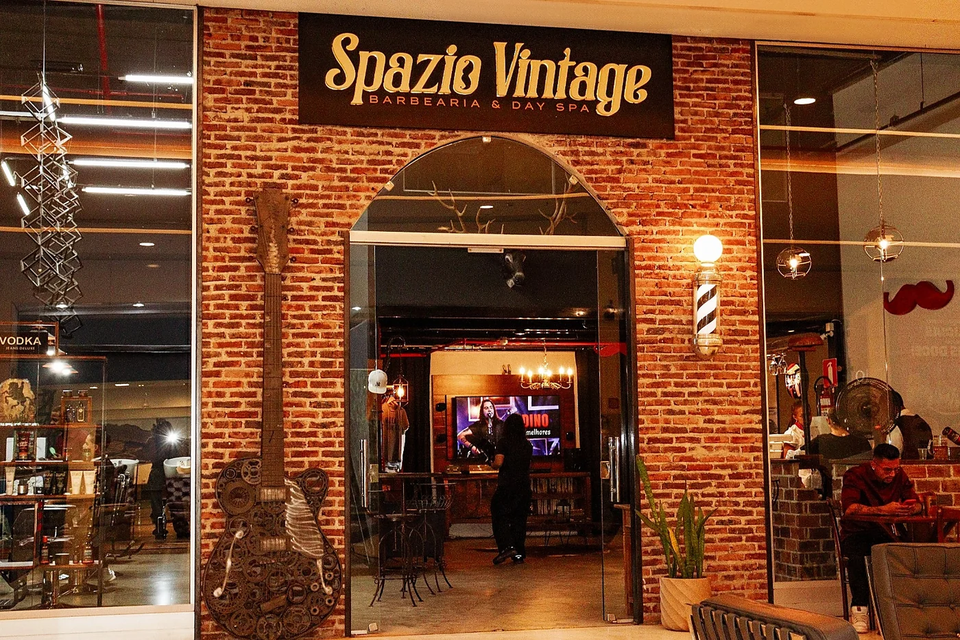 Fachada real do Spazio Vintage no Shopping Monte Carmo, em Betim